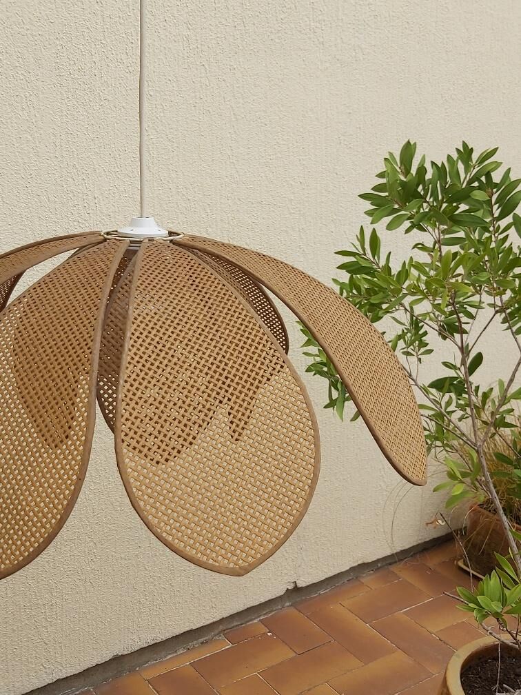 Lotus flower suspension in vintage cannage