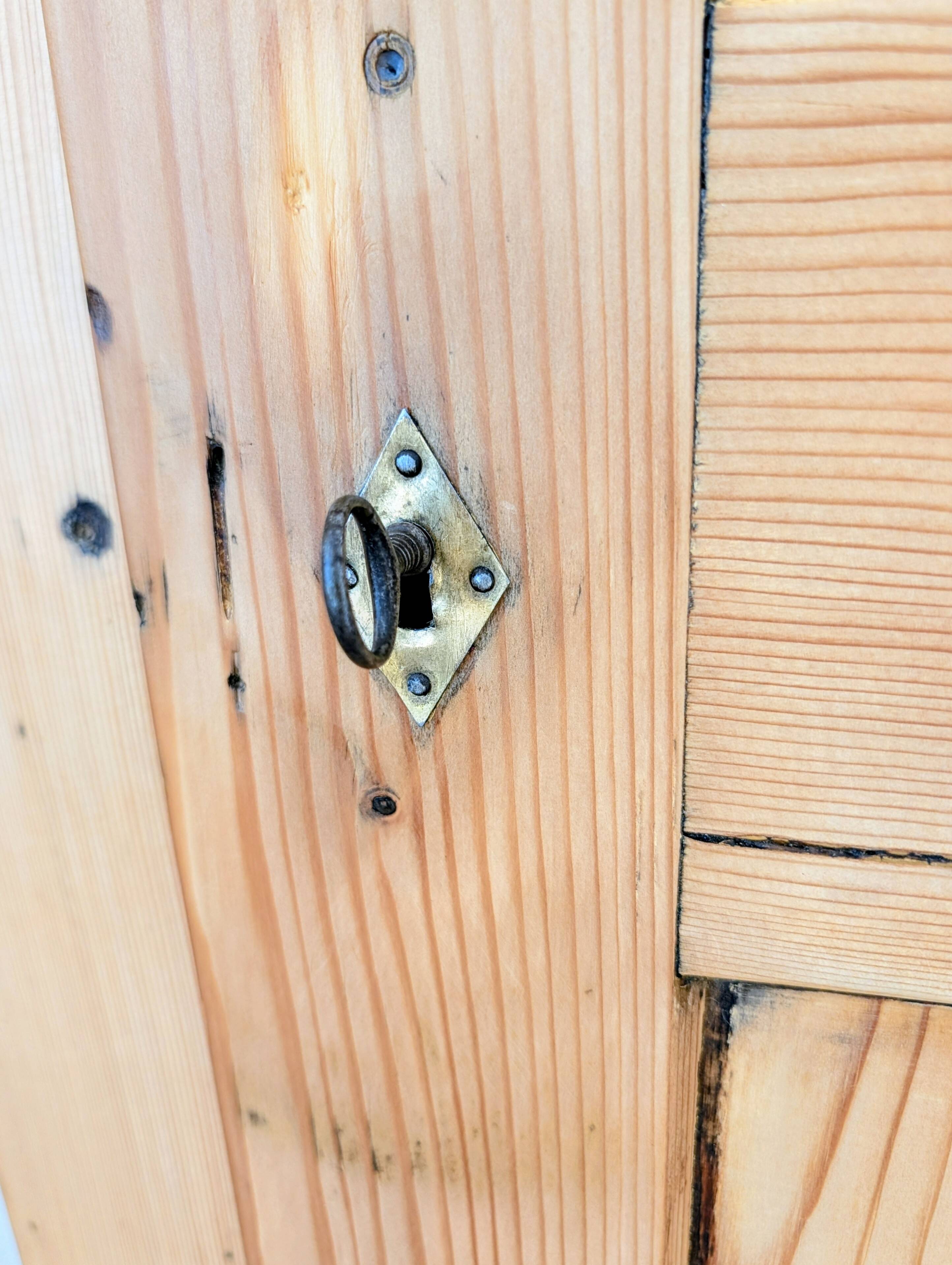 Bonnetière ancienne en pin décapé