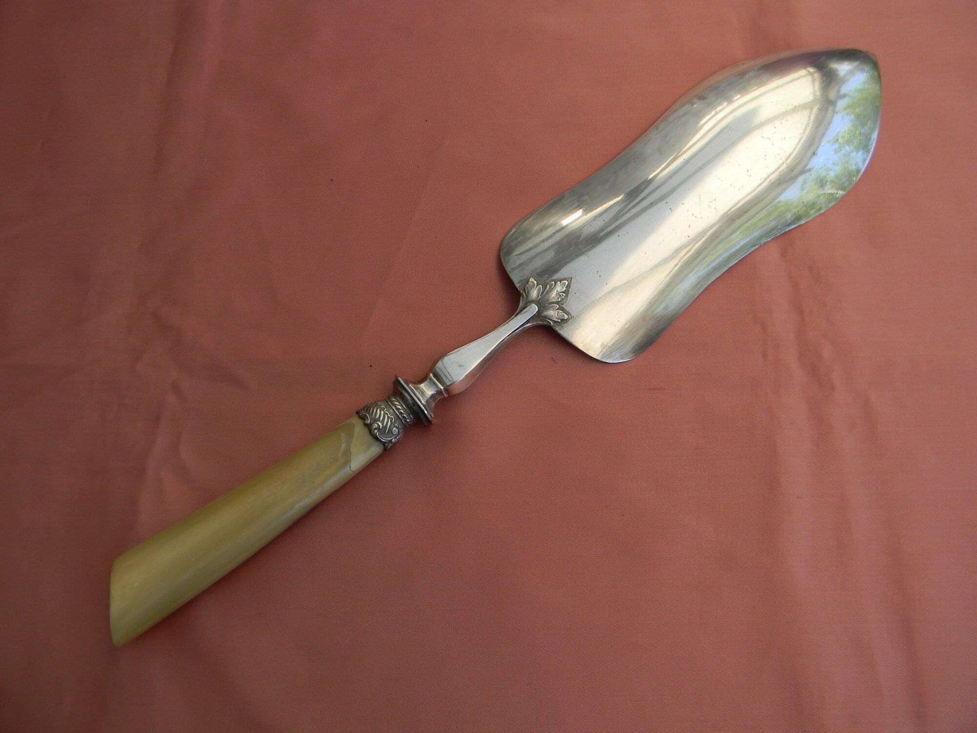Pie shovel in silver metal