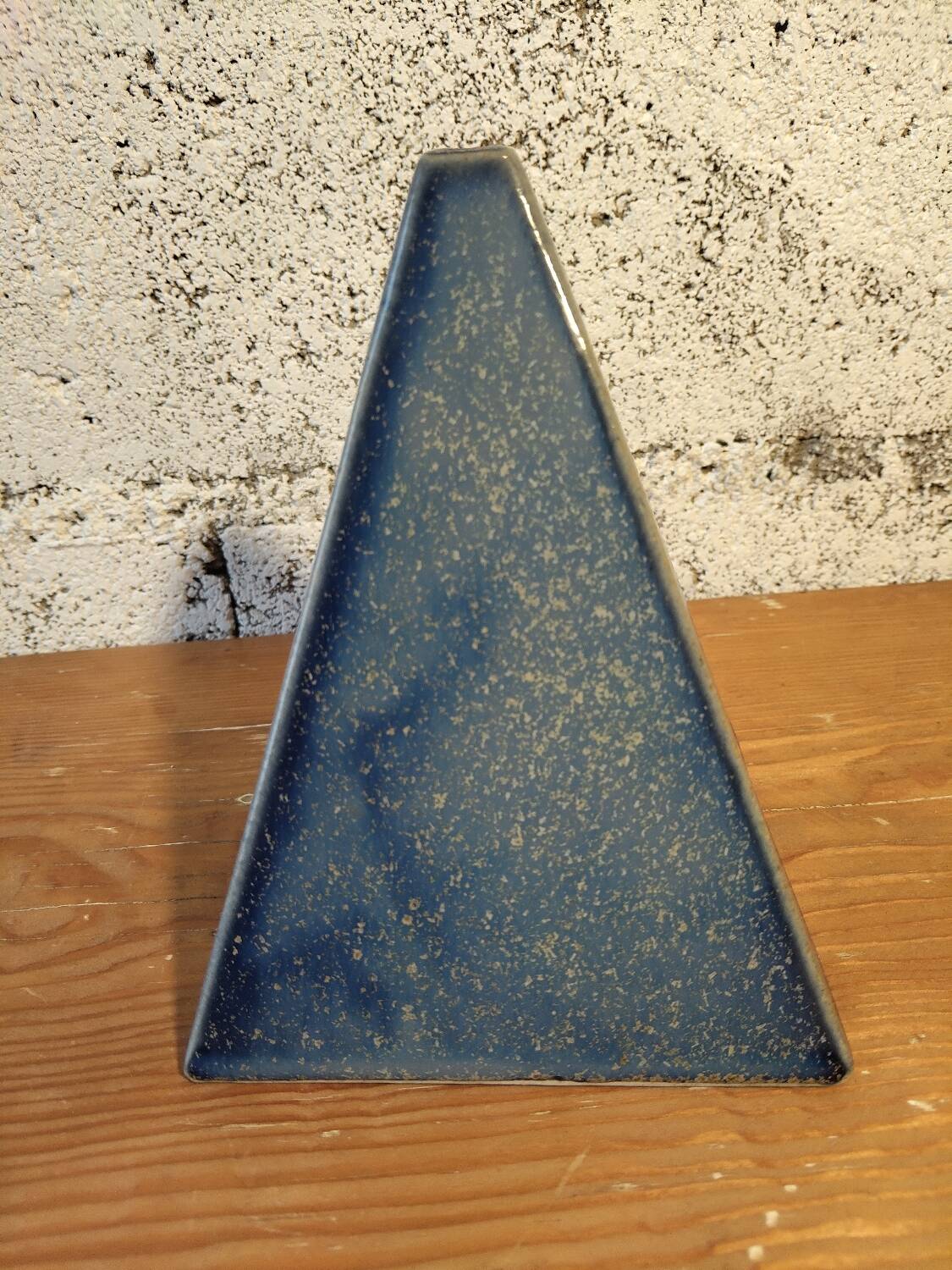Soliflore pyramide en céramique émaillée bleu profond – pièce signée