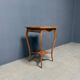 Table d'appoint en bois sculpté antique et élégant