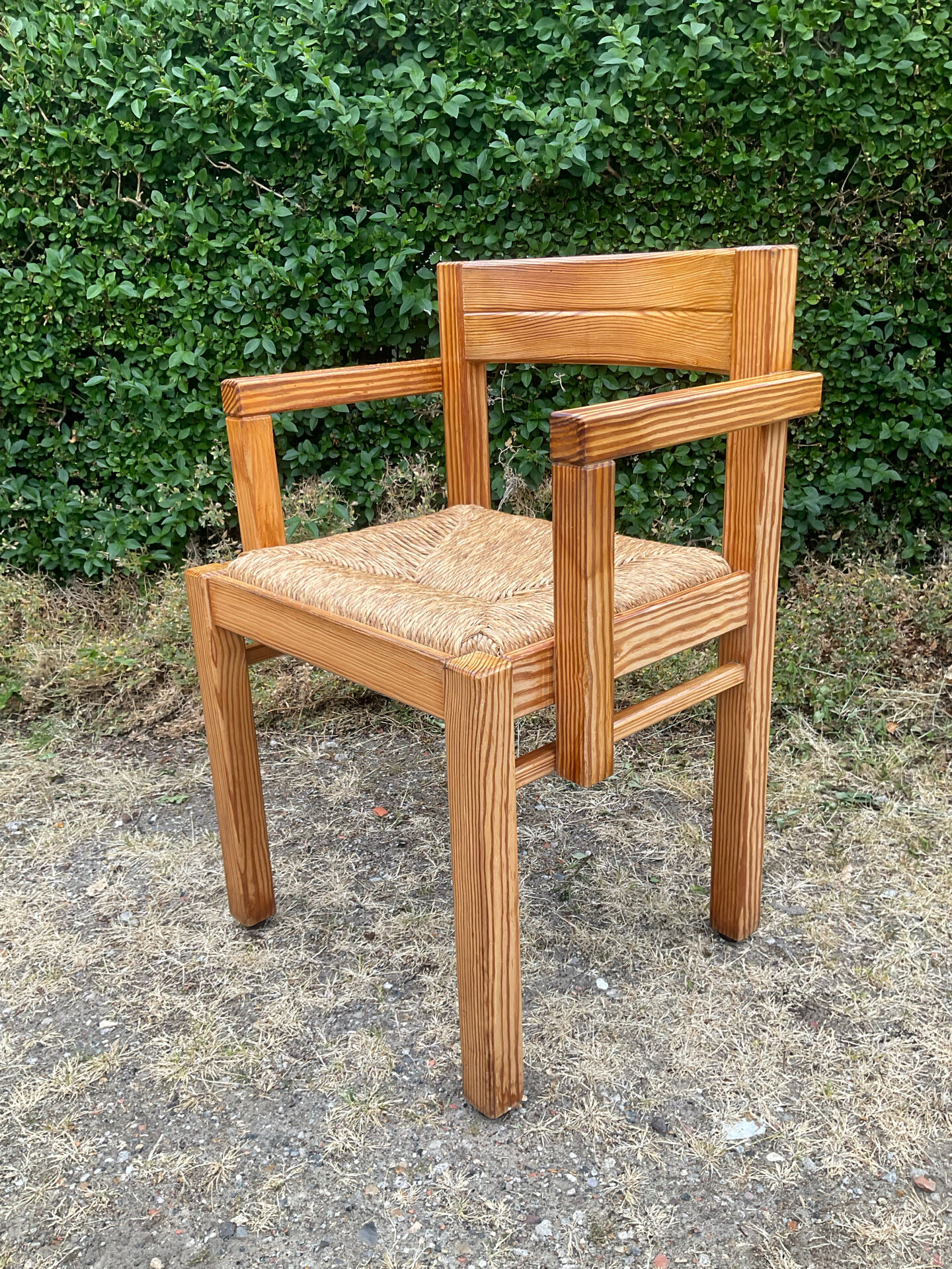 Brutalist chair in solid pine with a straw seat from the 1970s.