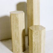 Ensemble de 3 colonnes ou piédestaux hexagonaux en travertin années 70