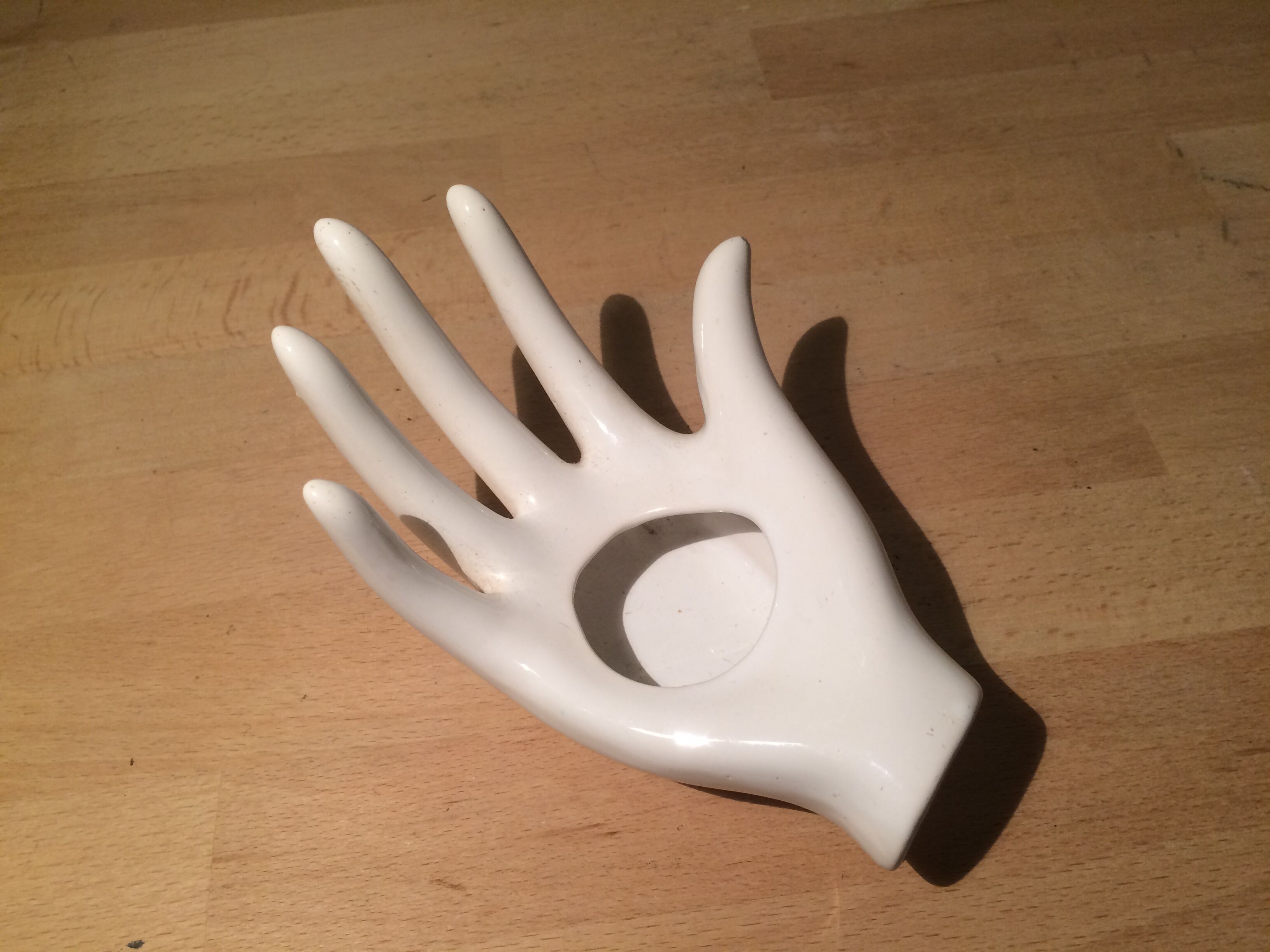 Main soliflore baguier en céramique blanche