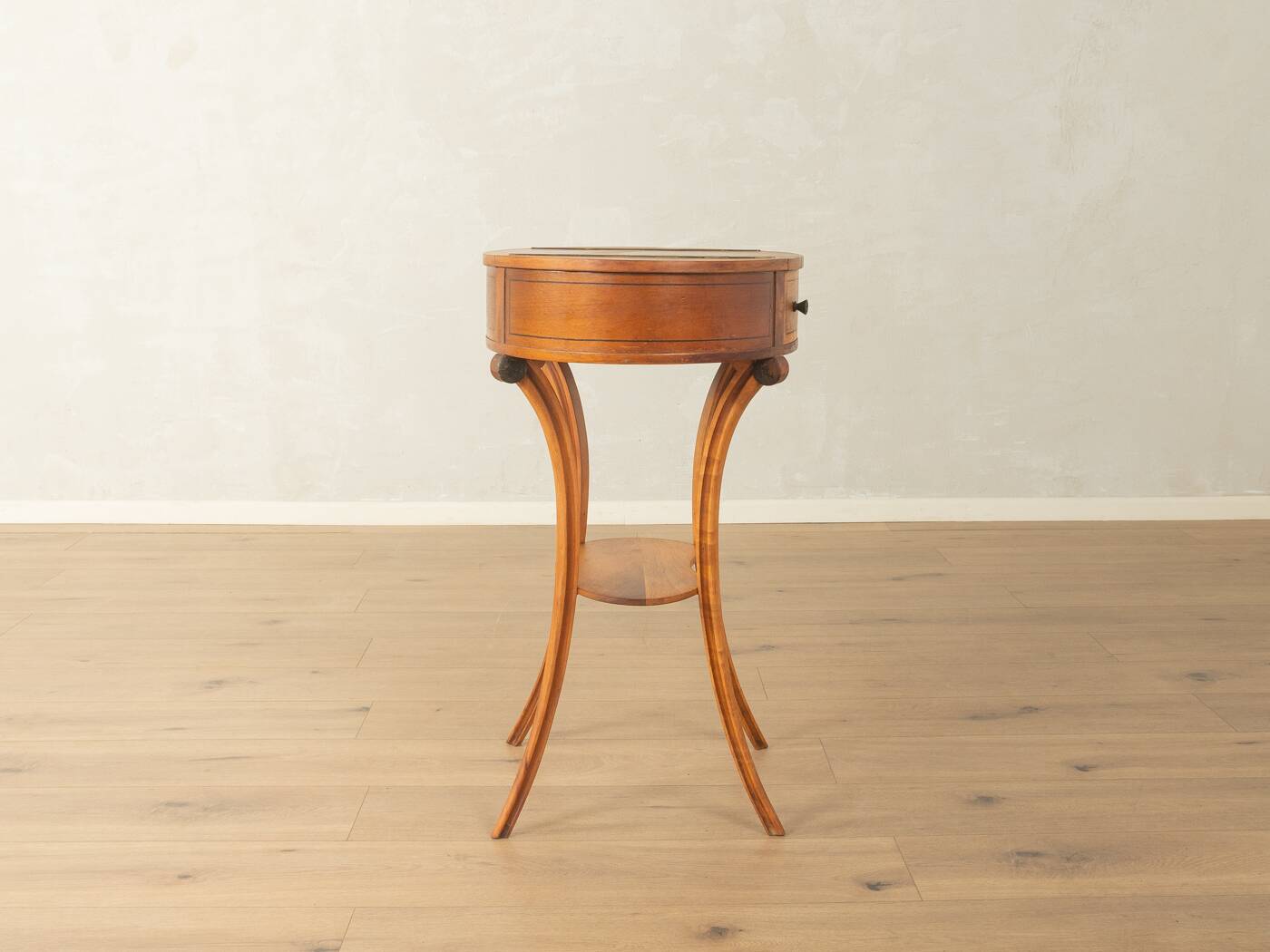 Table d'appoint antique élégante de style Biedermeier, vers 1850