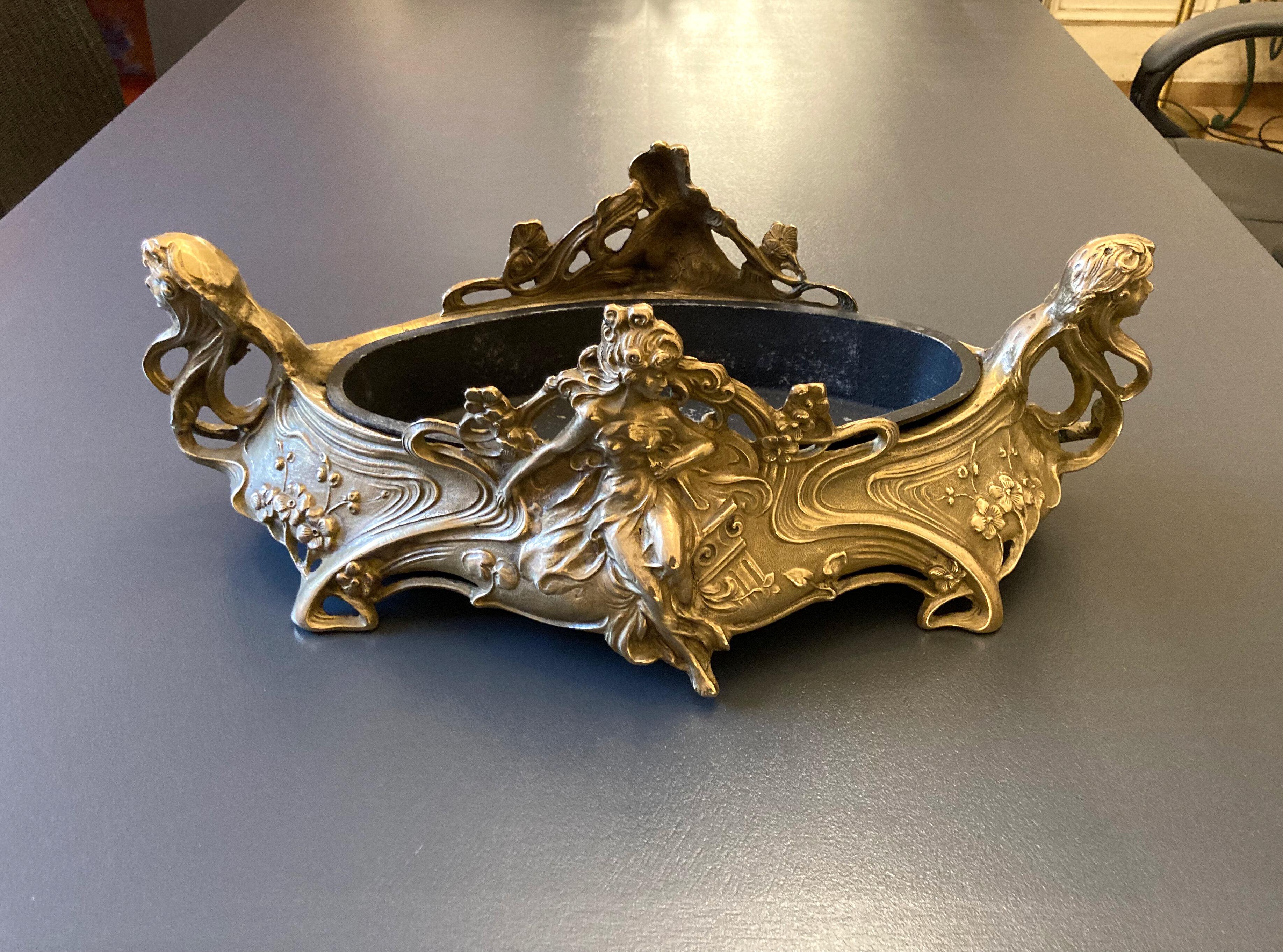 Large planter in gilded bronze Art nouvelles