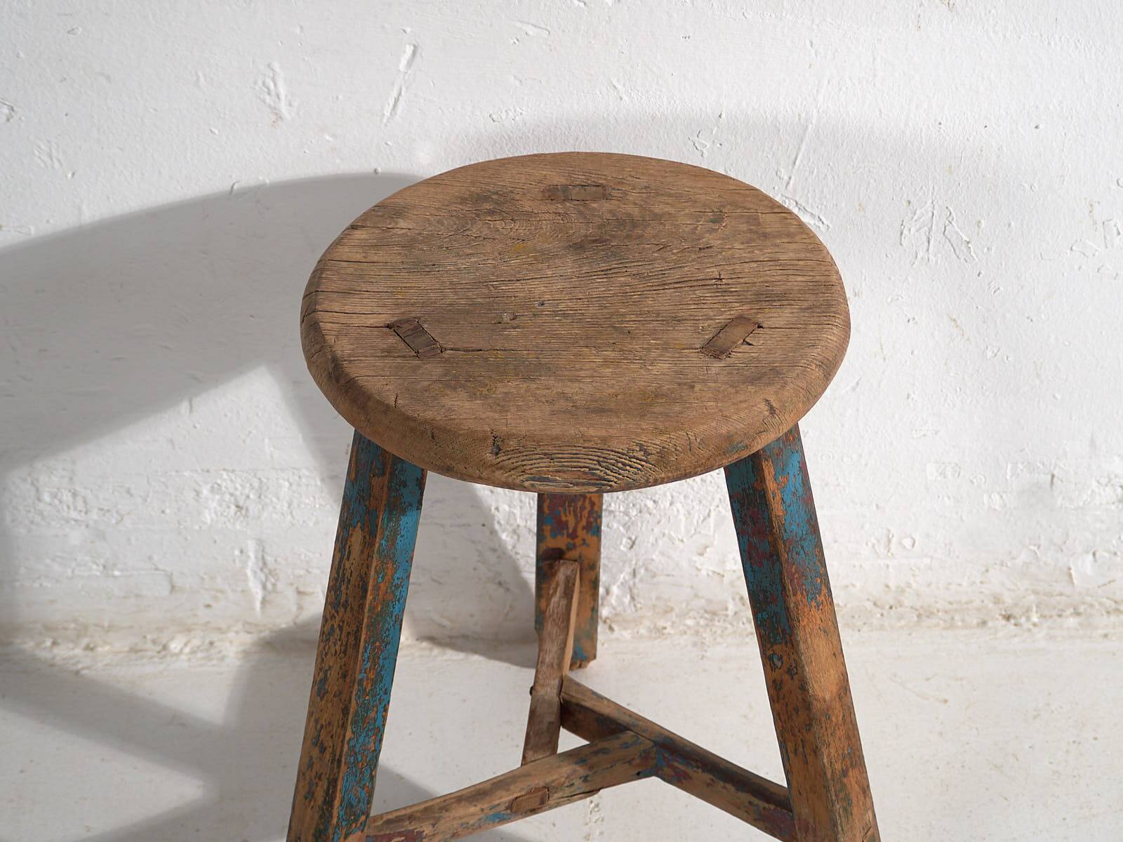 Ancien tabouret patiné bleu ciel (c.1900)