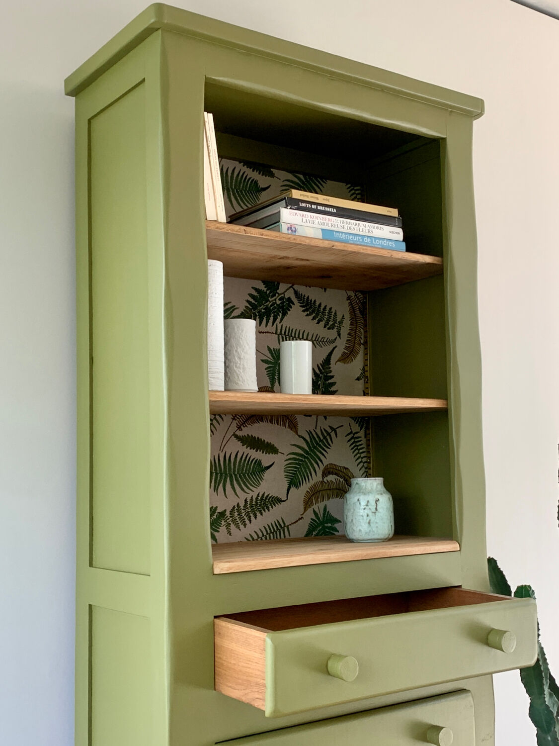 Meuble de rangement vintage en bois vert