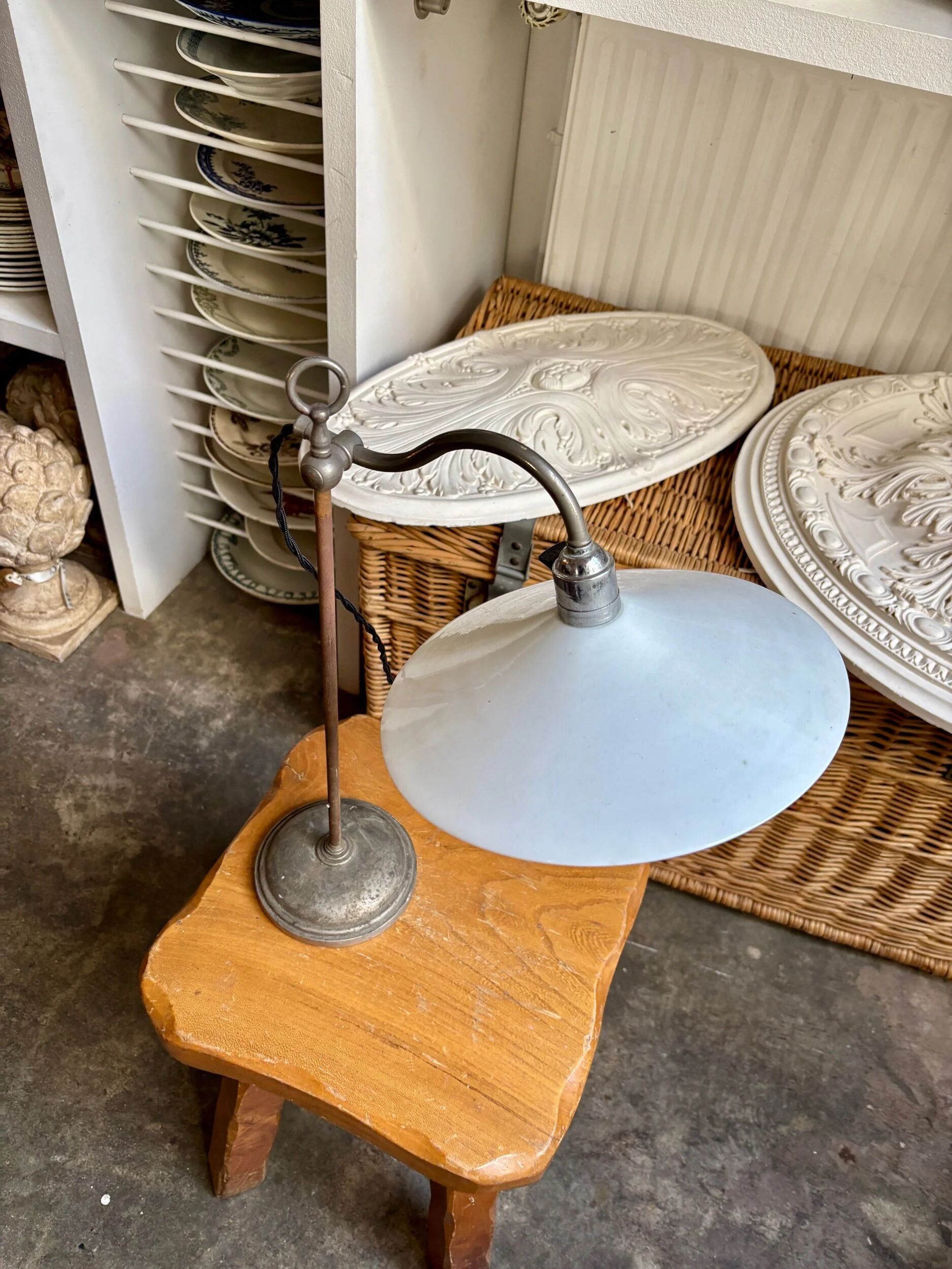 Lampe col de cygne en métal et opaline blanche