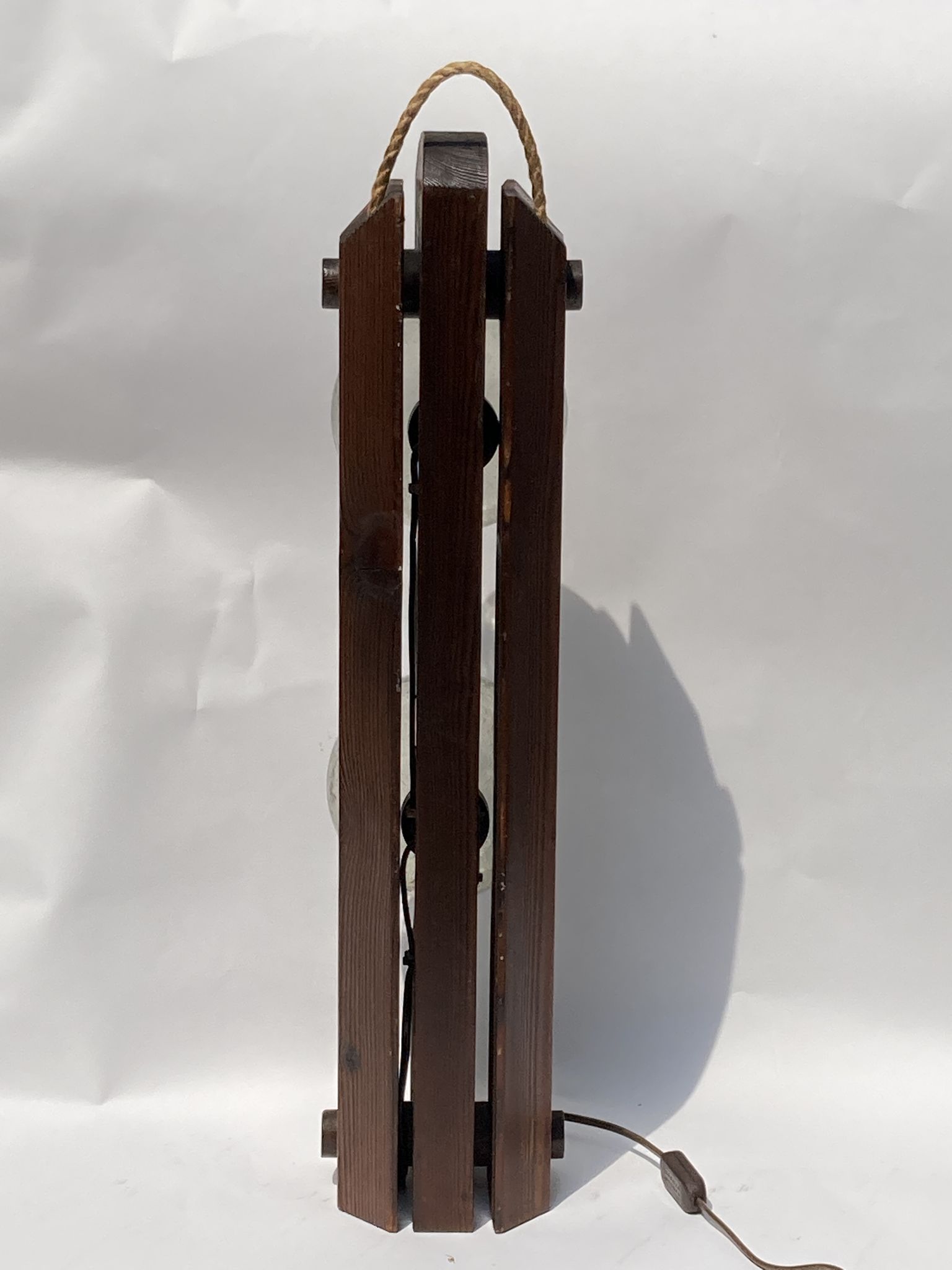 Lampadaire en bois par Temde