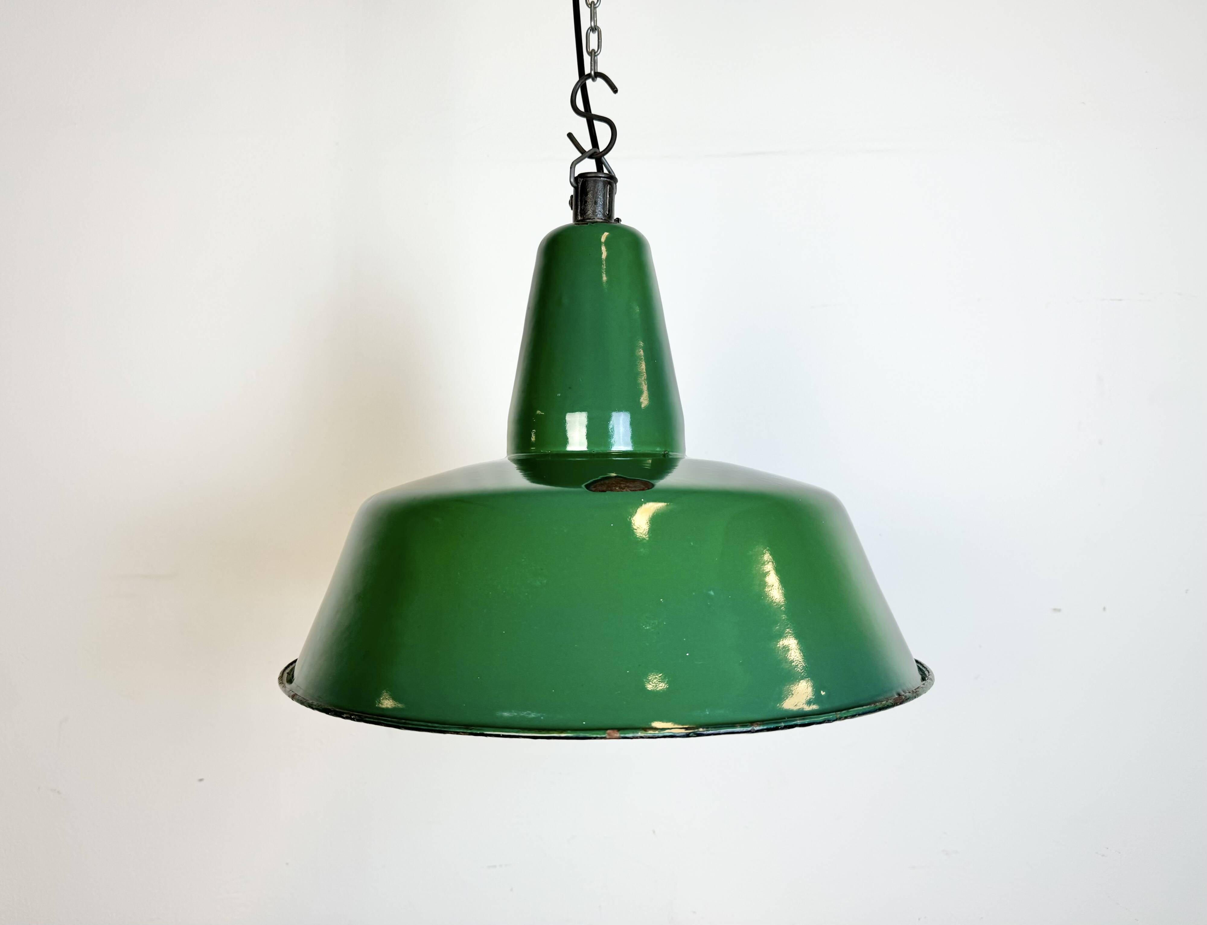 Grande Lampe à Suspension Industrielle en Émail Vert, 1960s