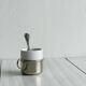 2 tasses en porcelaine avec supports en métal et petites cuillères.