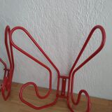Pair of hooks in red metal