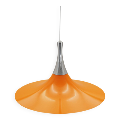 Suspension danoise des années 1960 avec abat-jour en métal orange.