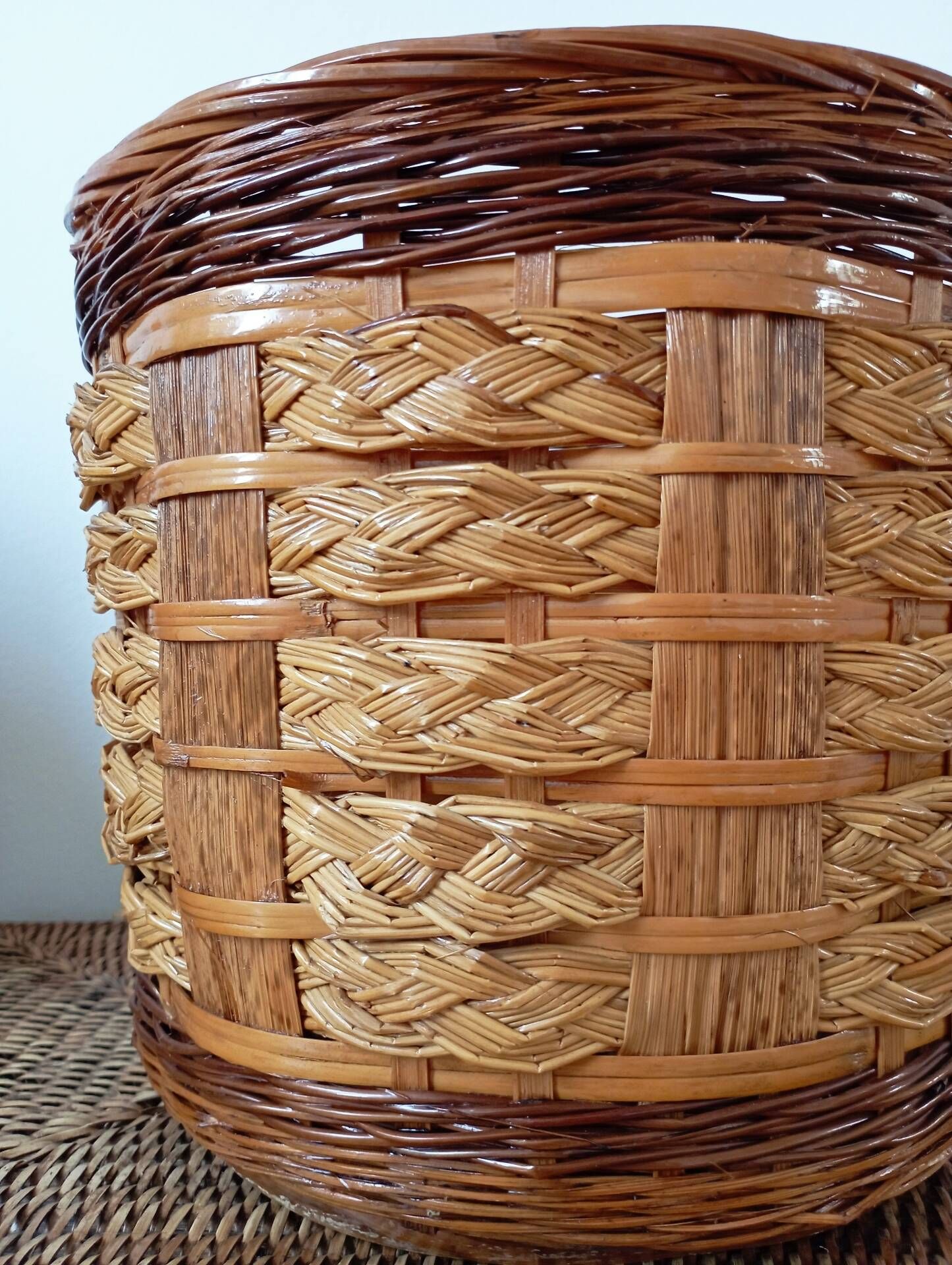 Vintage rattan and bamboo basket - Traditional weaving from China