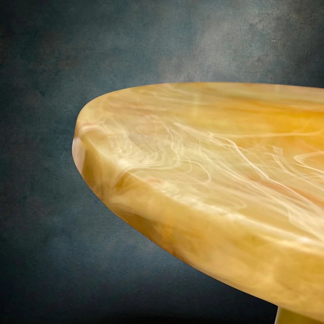 Ancienne table d’appoint en résine effet marbre jaune et métal patiné années 70