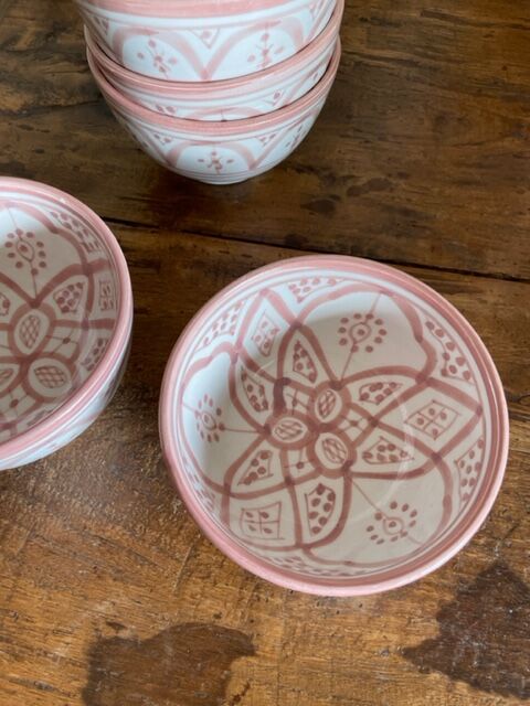 4 ceramic bowls