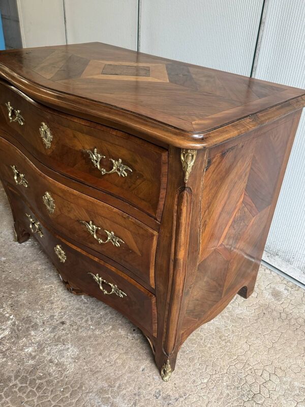 Ancienne et petite commode galbée dans le gout de Hache epoque XIX eme