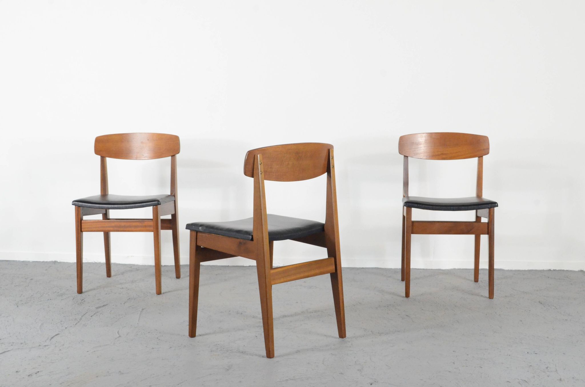 4 chaises en teck et similicuir, milieu XXème