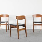 4 chaises en teck et similicuir, milieu XXème