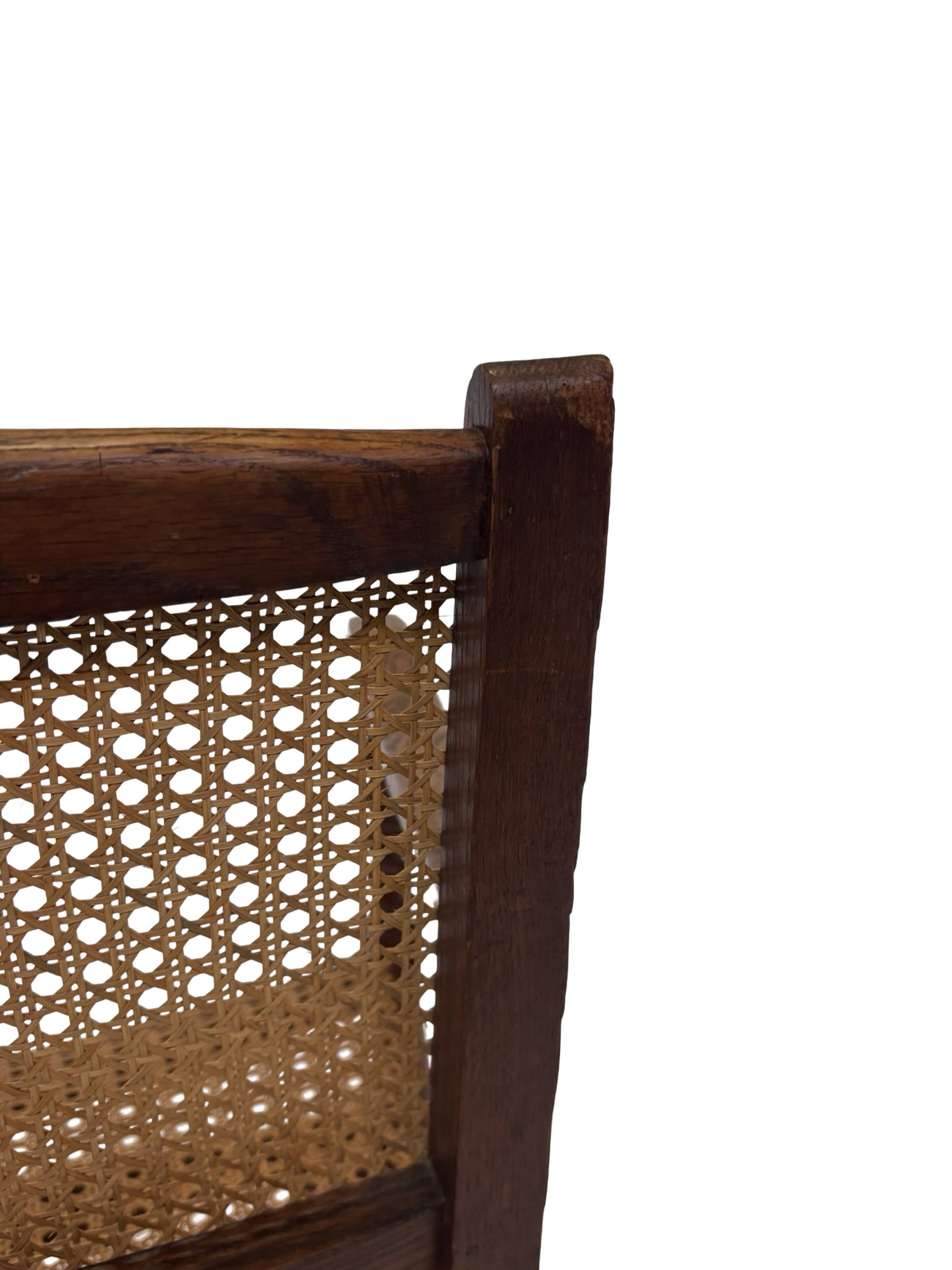 Fauteuil Art Déco en chêne tressé, design minimaliste.