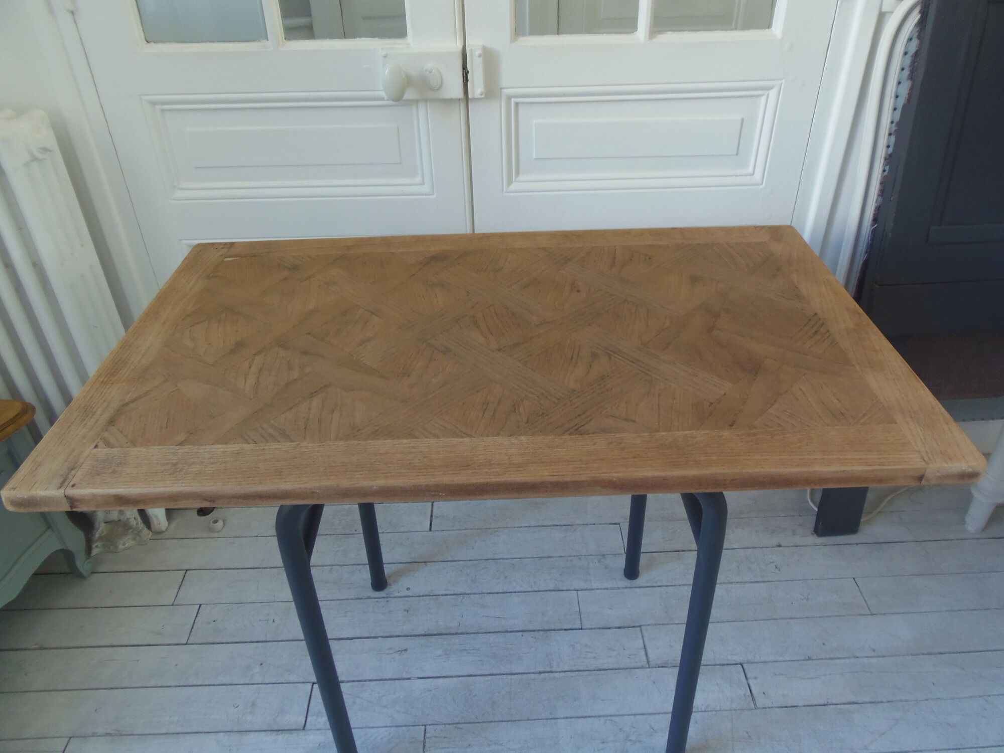 Table, tubular pedestal metal gray slate, oak tray marked