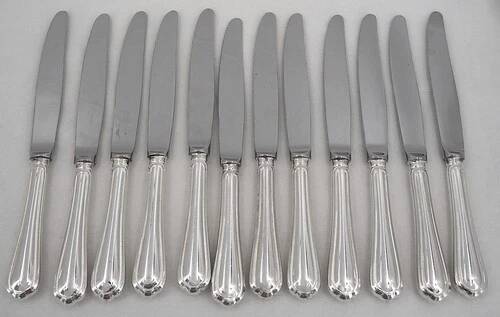 Christofle Spatours, 12 silver-plated table knives, in excellent condition.