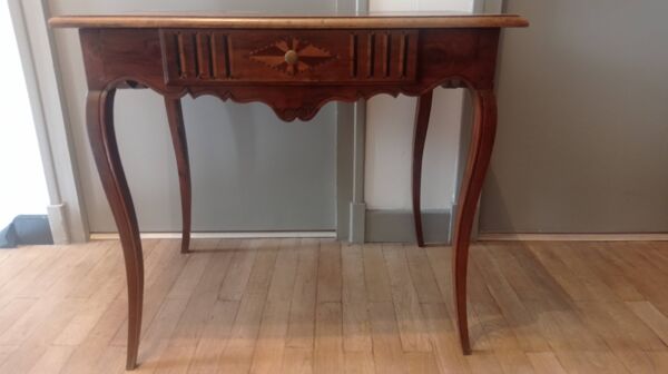 Table en noyer et marqueterie, XIXème s.