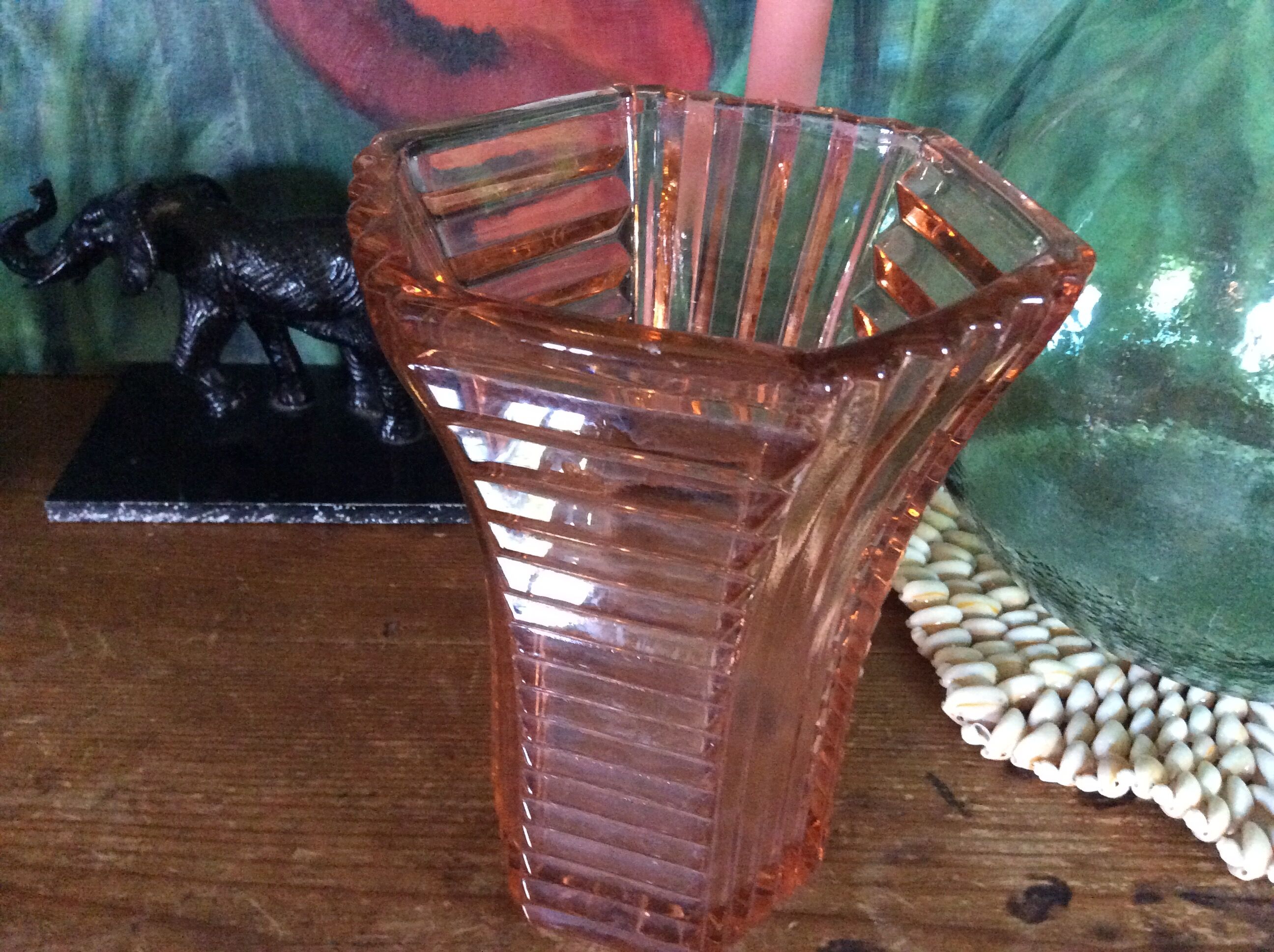 Vase en verre rose