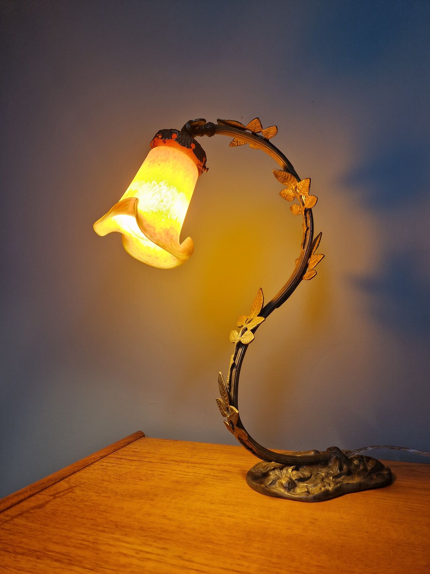 Art Nouveau lamp in bronze with a tulip signed LN (Lunéville)