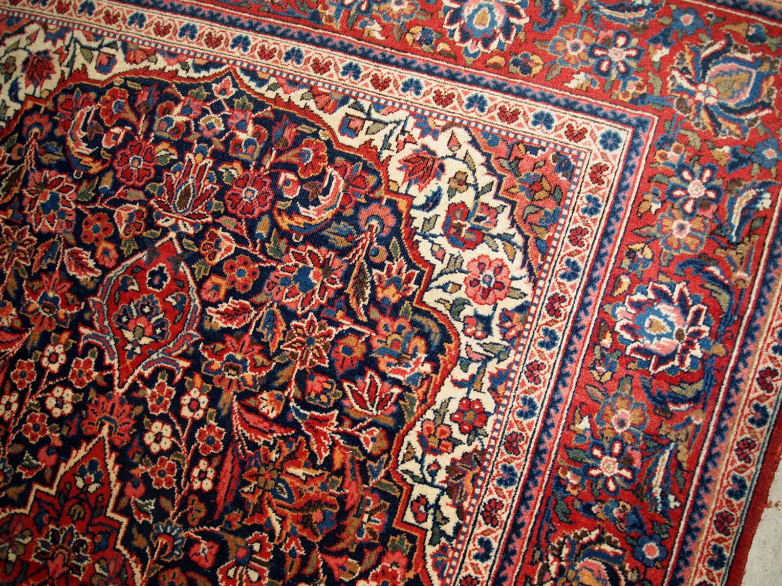 Handmade antique Persian Kashan rug 4.1' x 6.2' (125cm x 189cm) 1910s