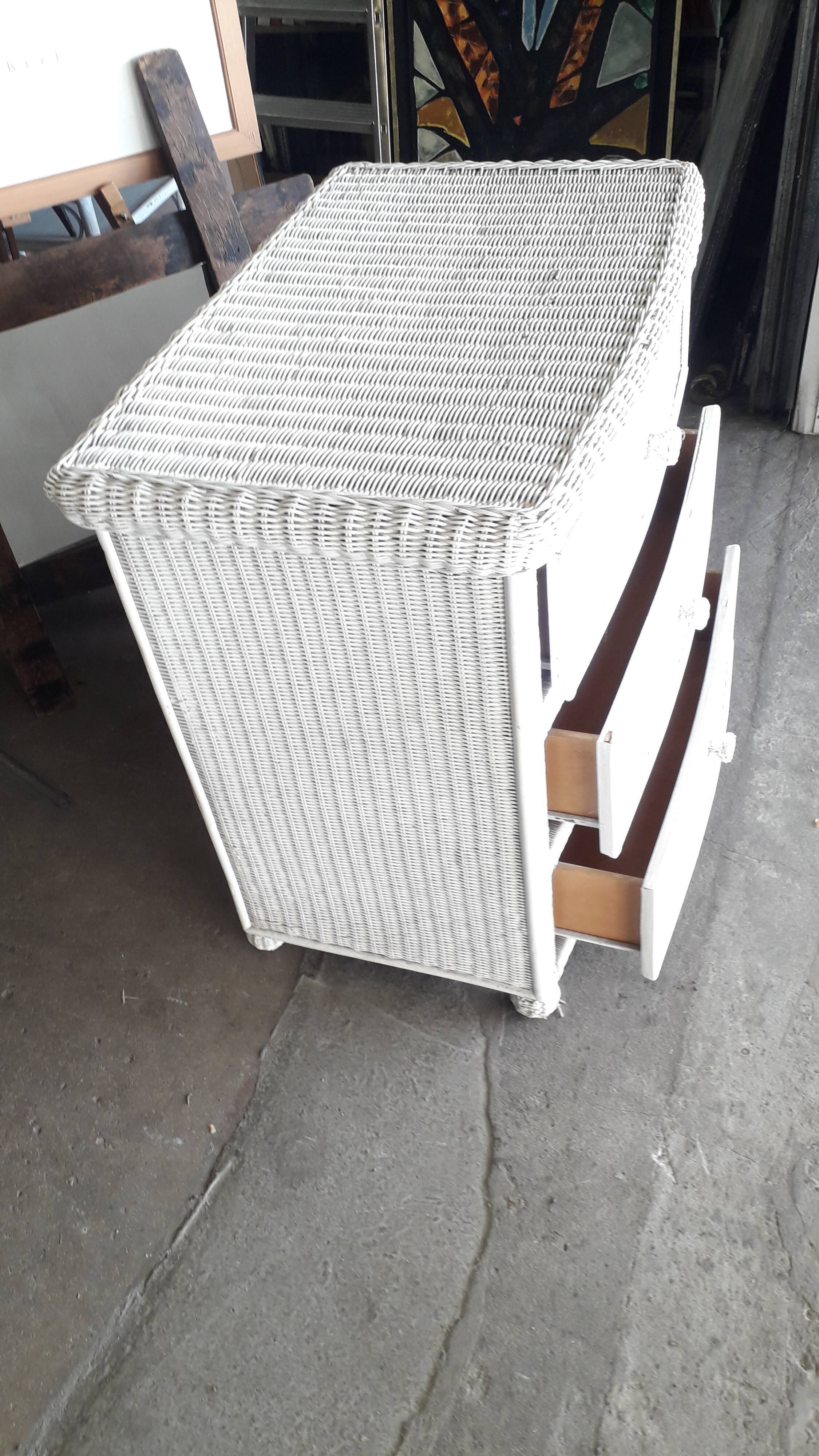 commode en rotin blanche
