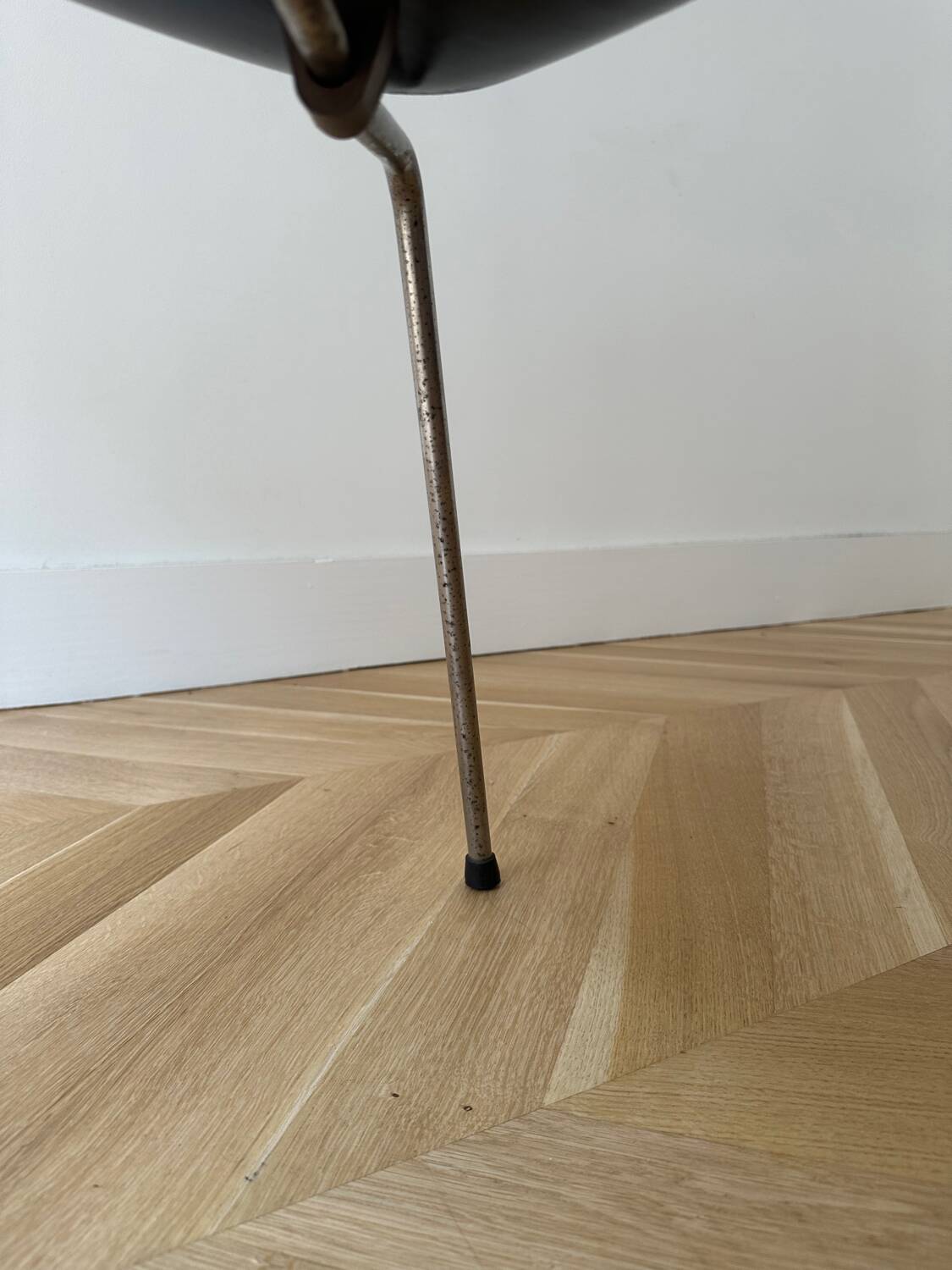 3 Arne Jacobsen Series 7 chairs