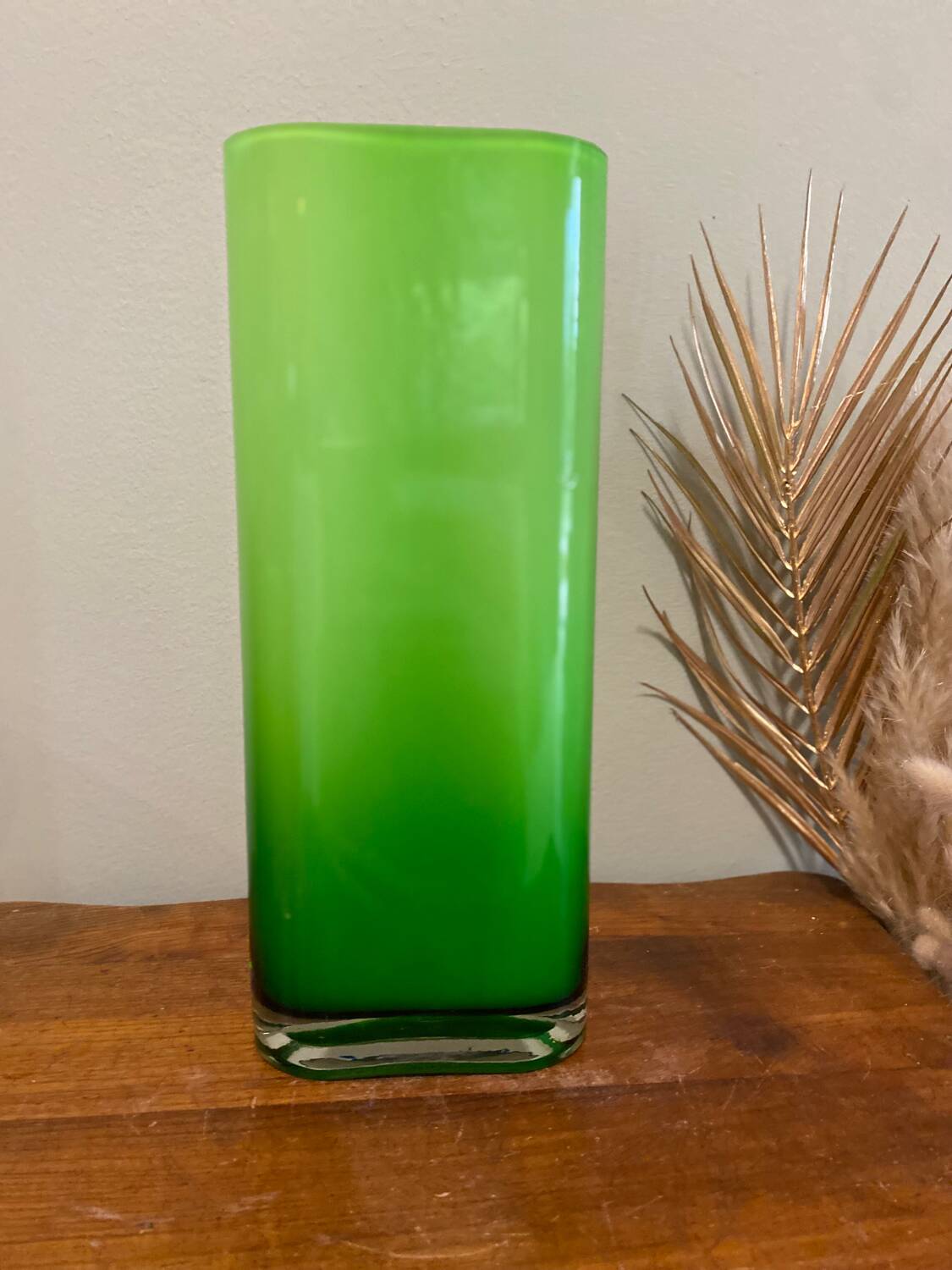 Vase en verre vert acidulé