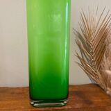 Vase en verre vert acidulé