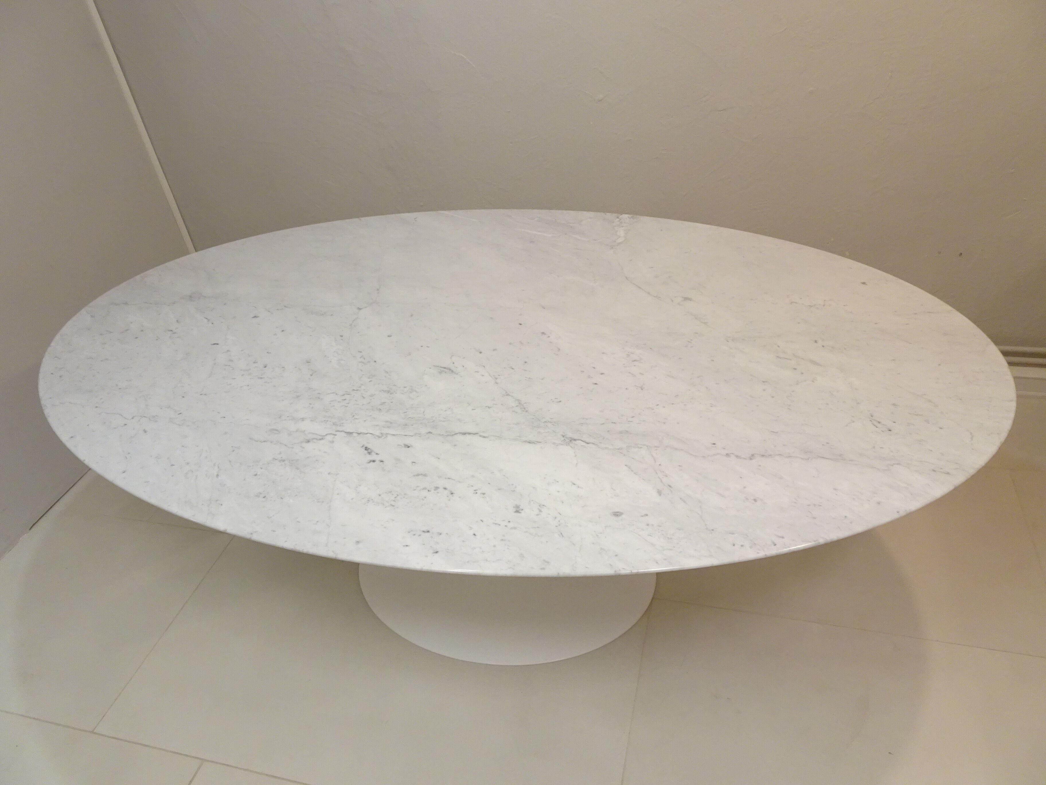 Knoll table in white square marble by Eero Saarinen
