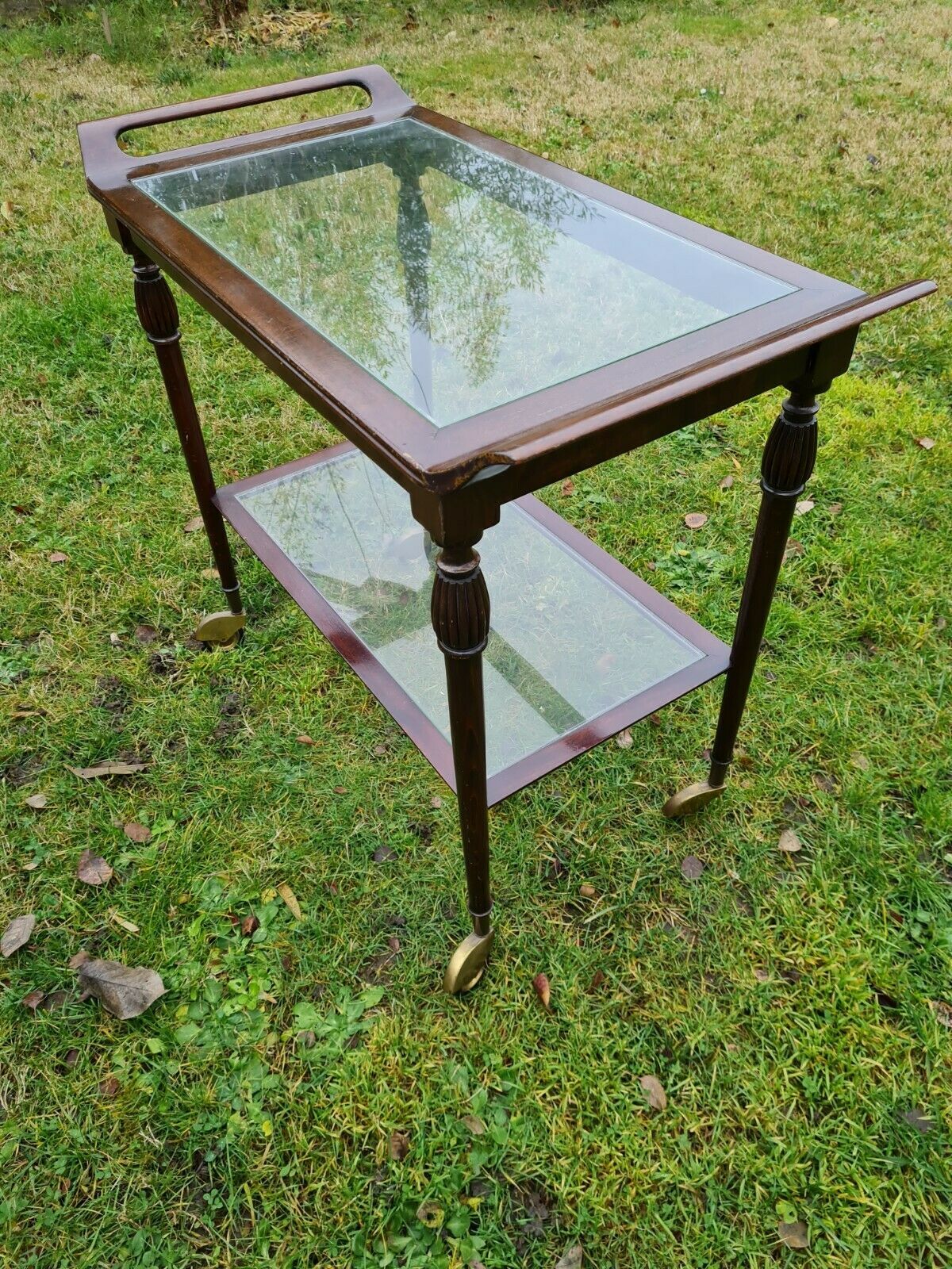 Serving on wooden and glass wheels