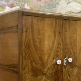 Petite armoire d'étudiant anglais en loupe de noyer des années 1930