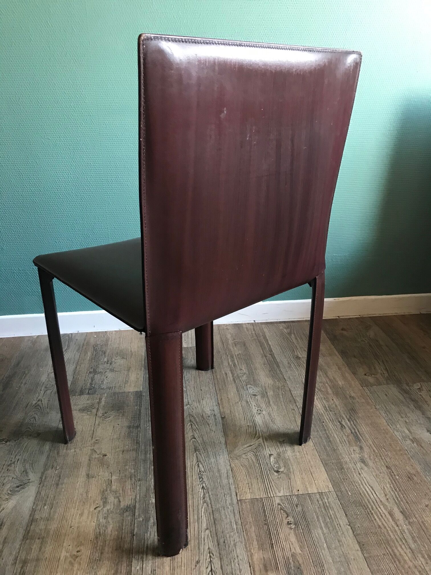 Suite de Quatre Chaises Matéo Grassi gainées de cuir bordeaux