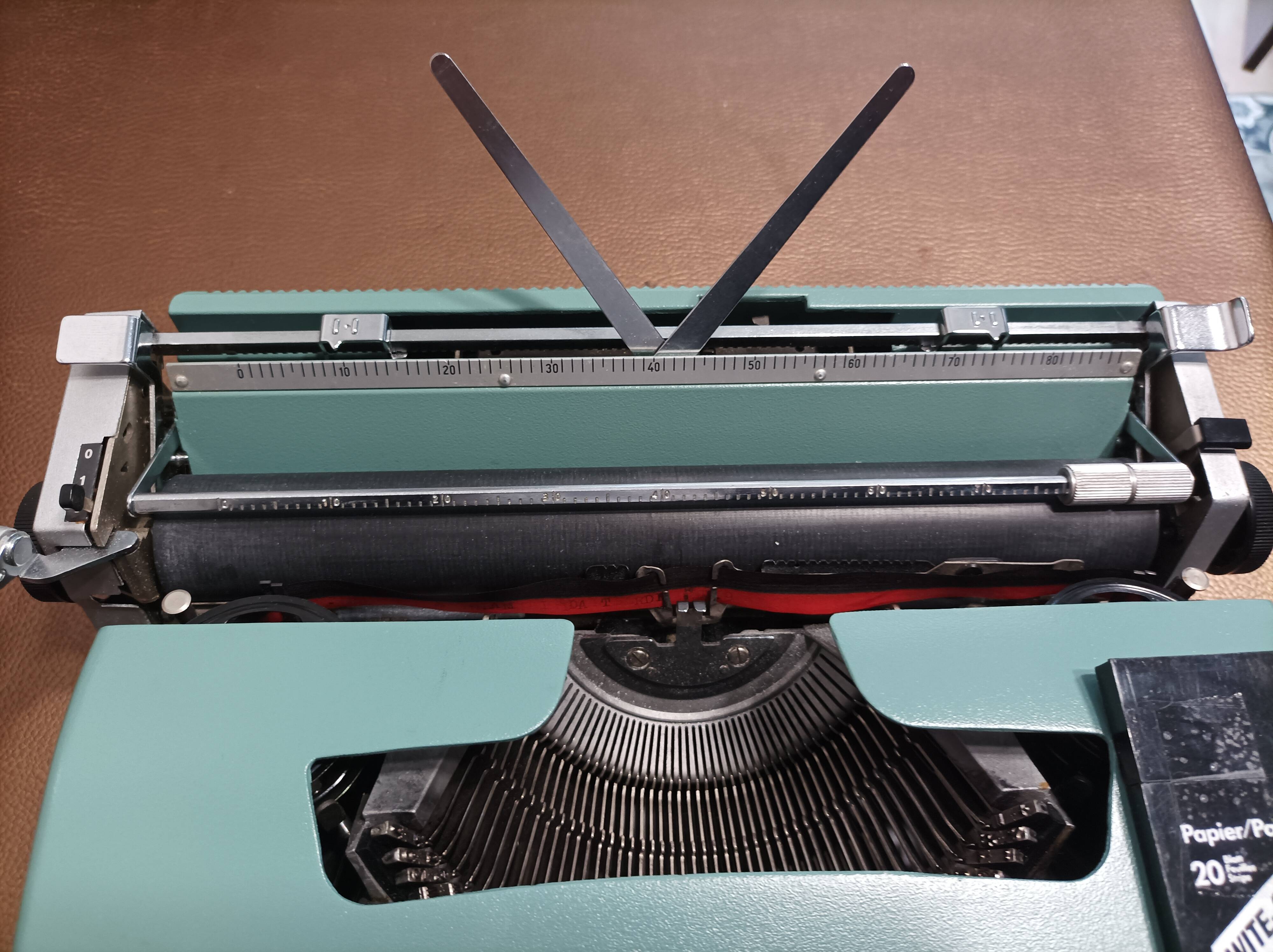 Olivetti lettera 32 green typewriting machine 1960s like new