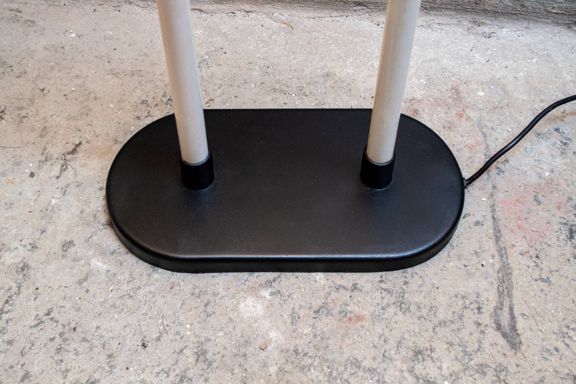 Lampada da terra alogena cono di vetro e metallo laccato Italia  Anni '70