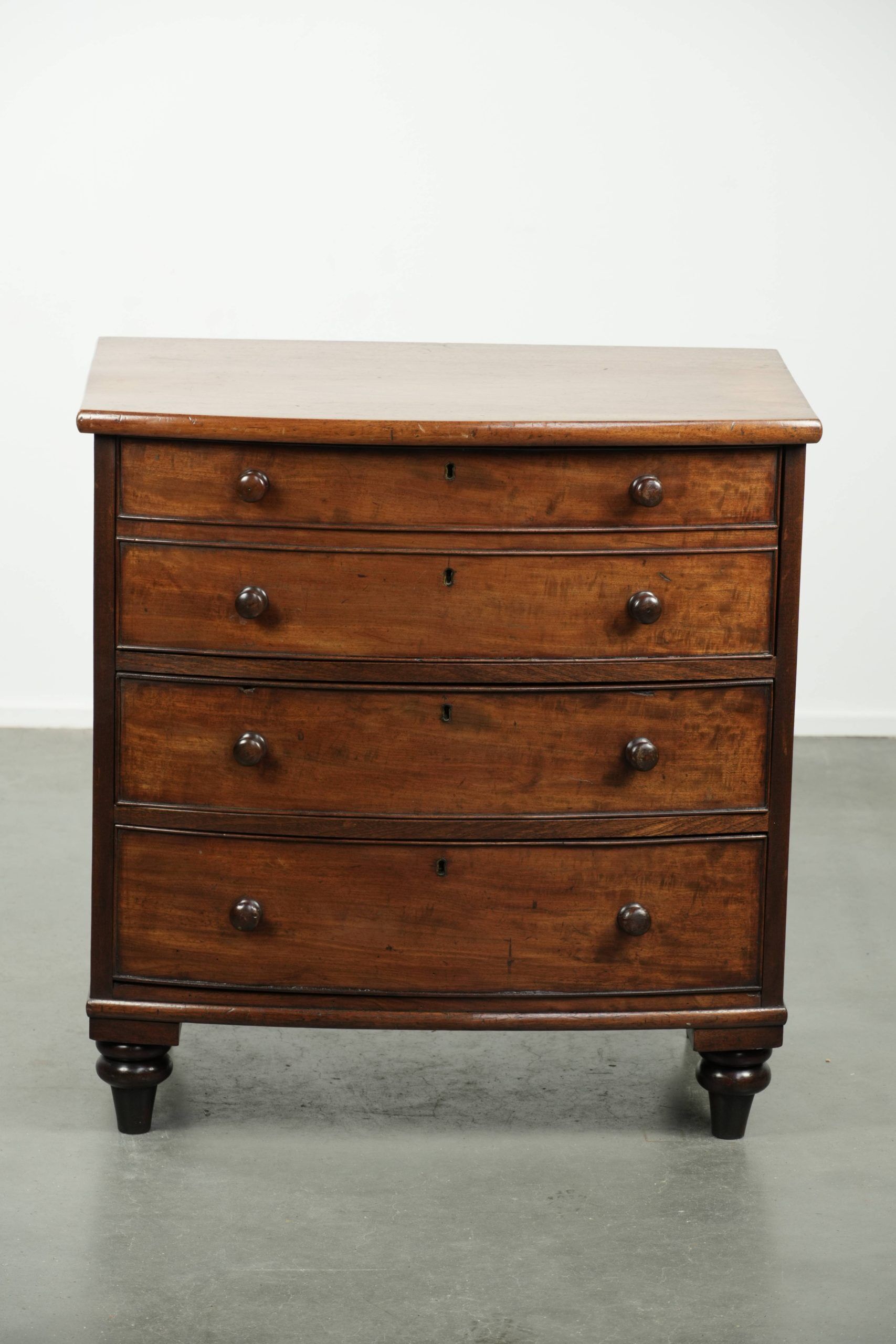 Commode anglaise du 19e siècle en taille subtile et unique.