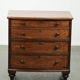 Commode anglaise du 19e siècle en taille subtile et unique.