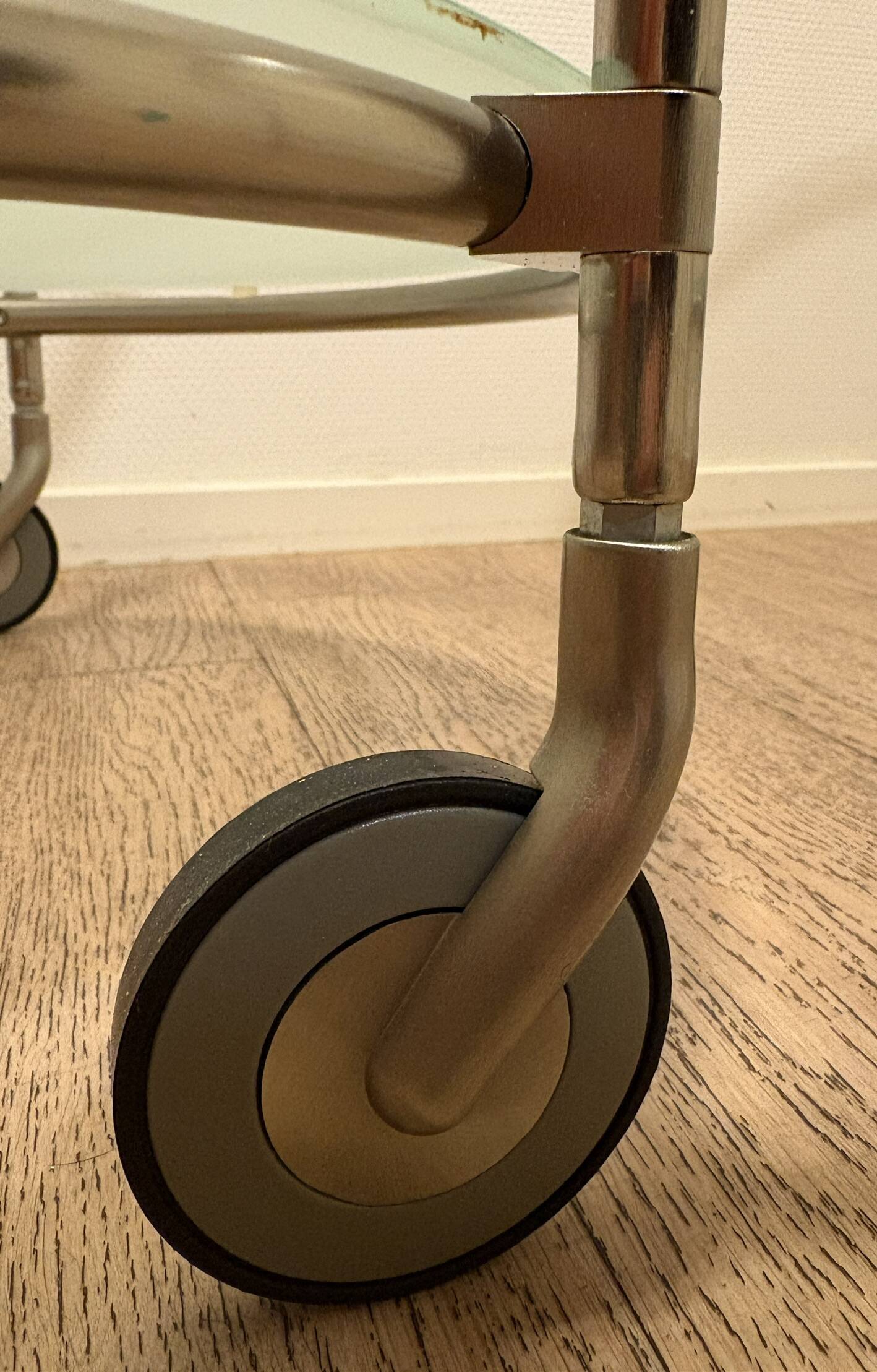 Ensemble de deux chariots en verre à deux niveaux, modèle Strind par Ehlen Johansson pour IKEA.