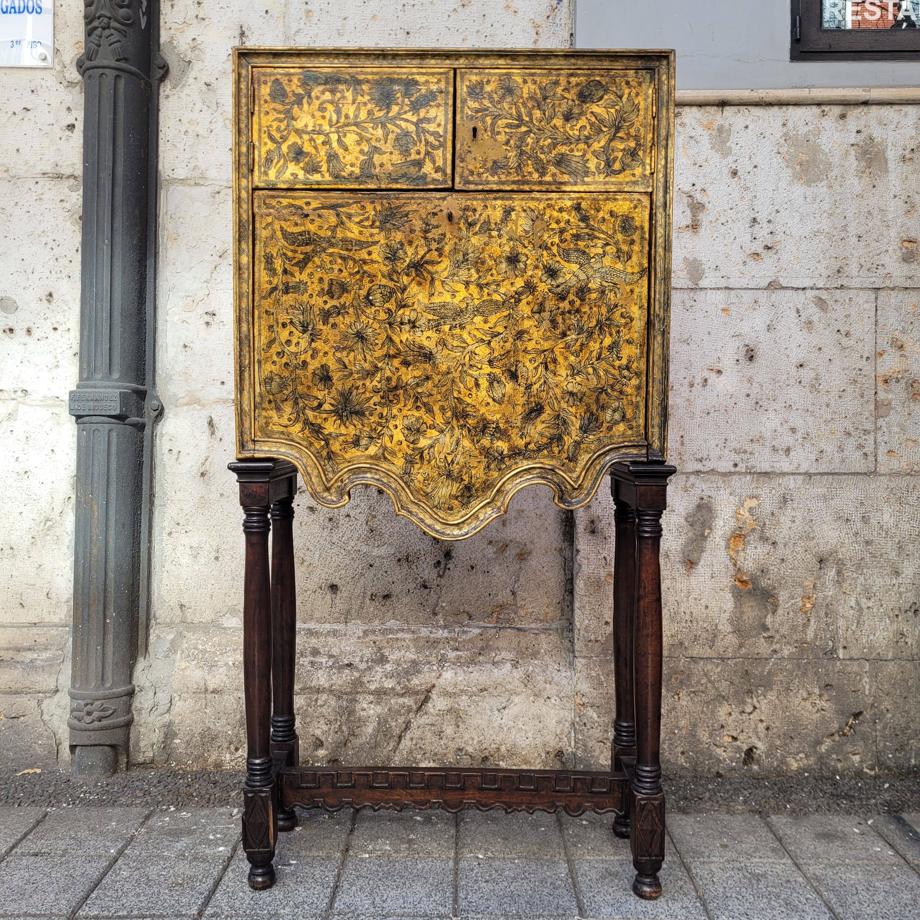 Cabinet of gilded and silvered leather, Art Nouveau, circa 1920 – Spain