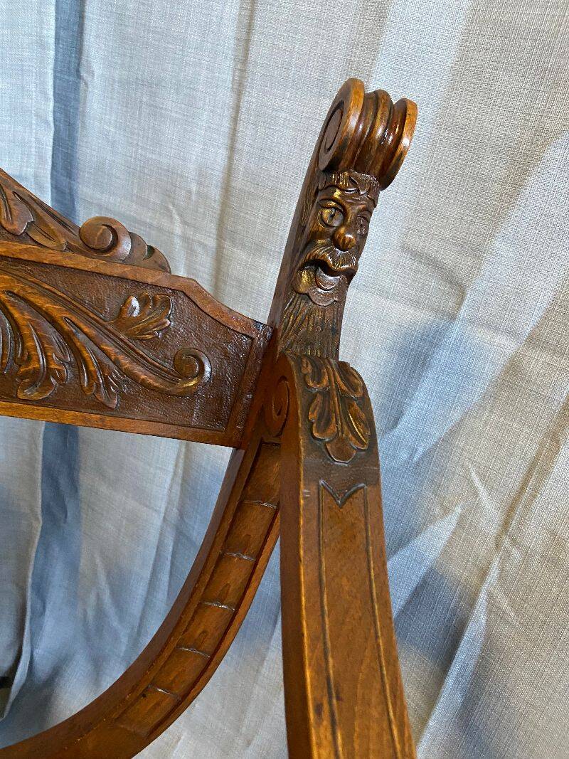 Siège, fauteuil Dagobert curule en noyer sculpté style Renaissance