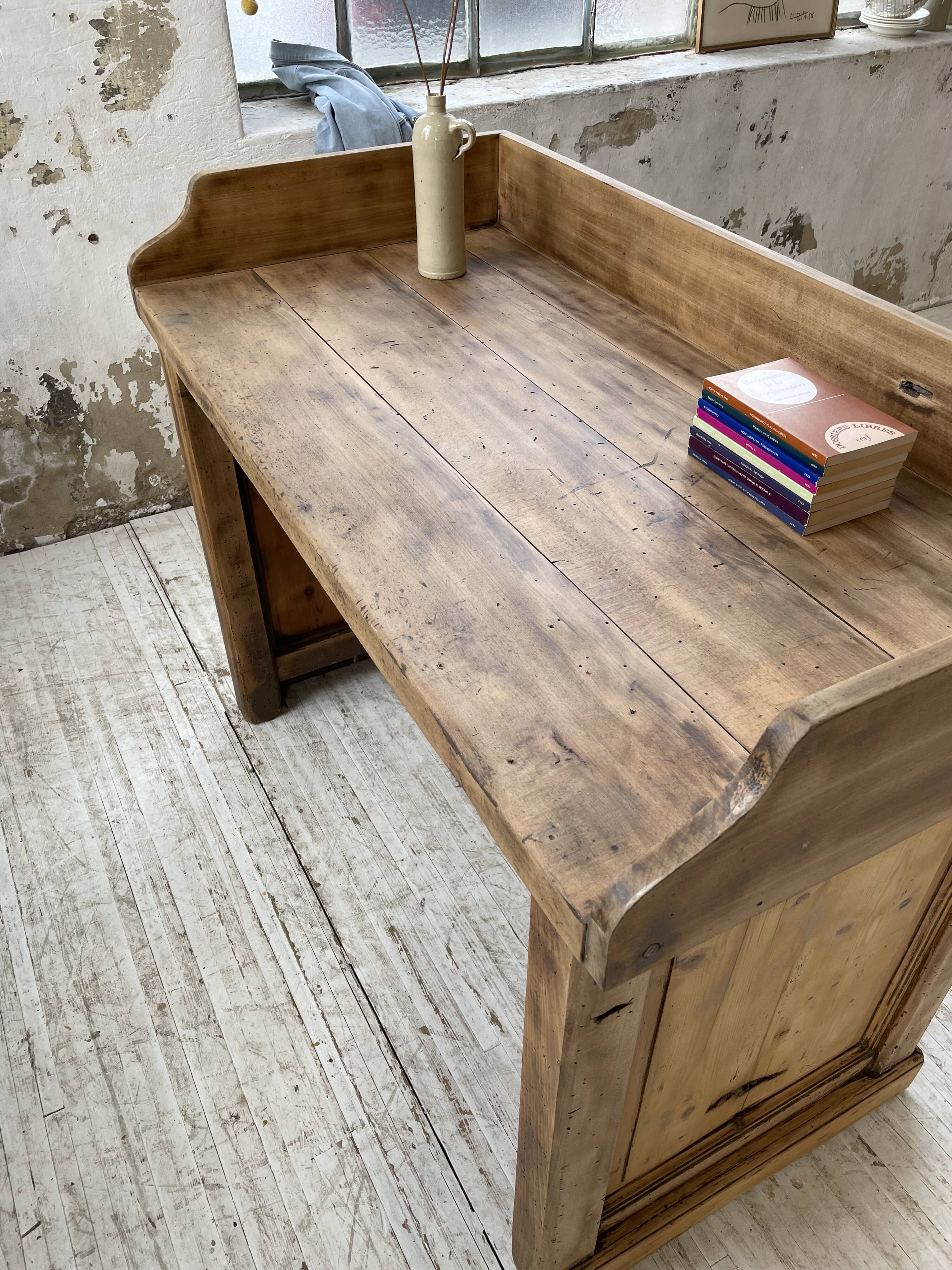 Trading counter central island pine