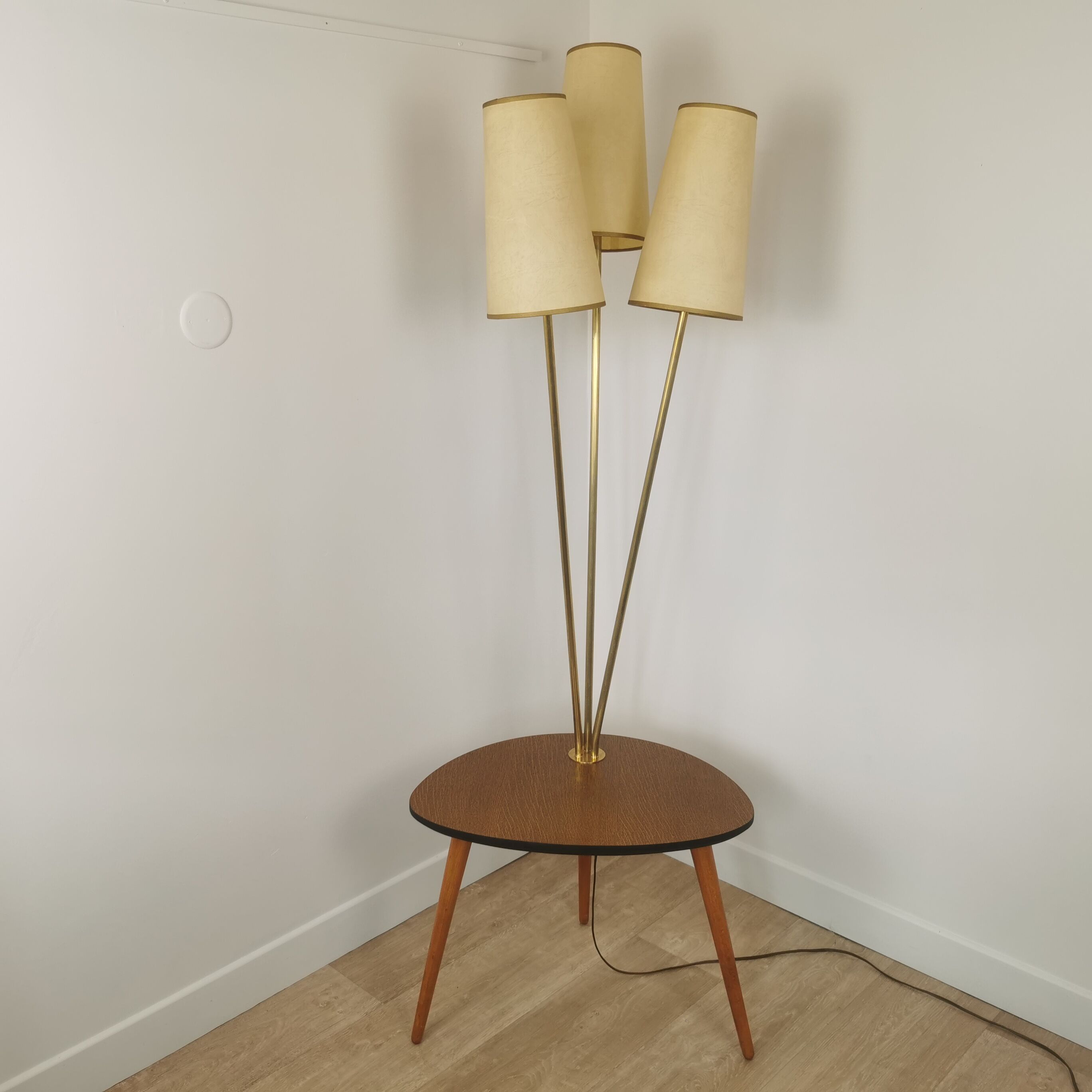 Lampadaire tripode avec tablette 60