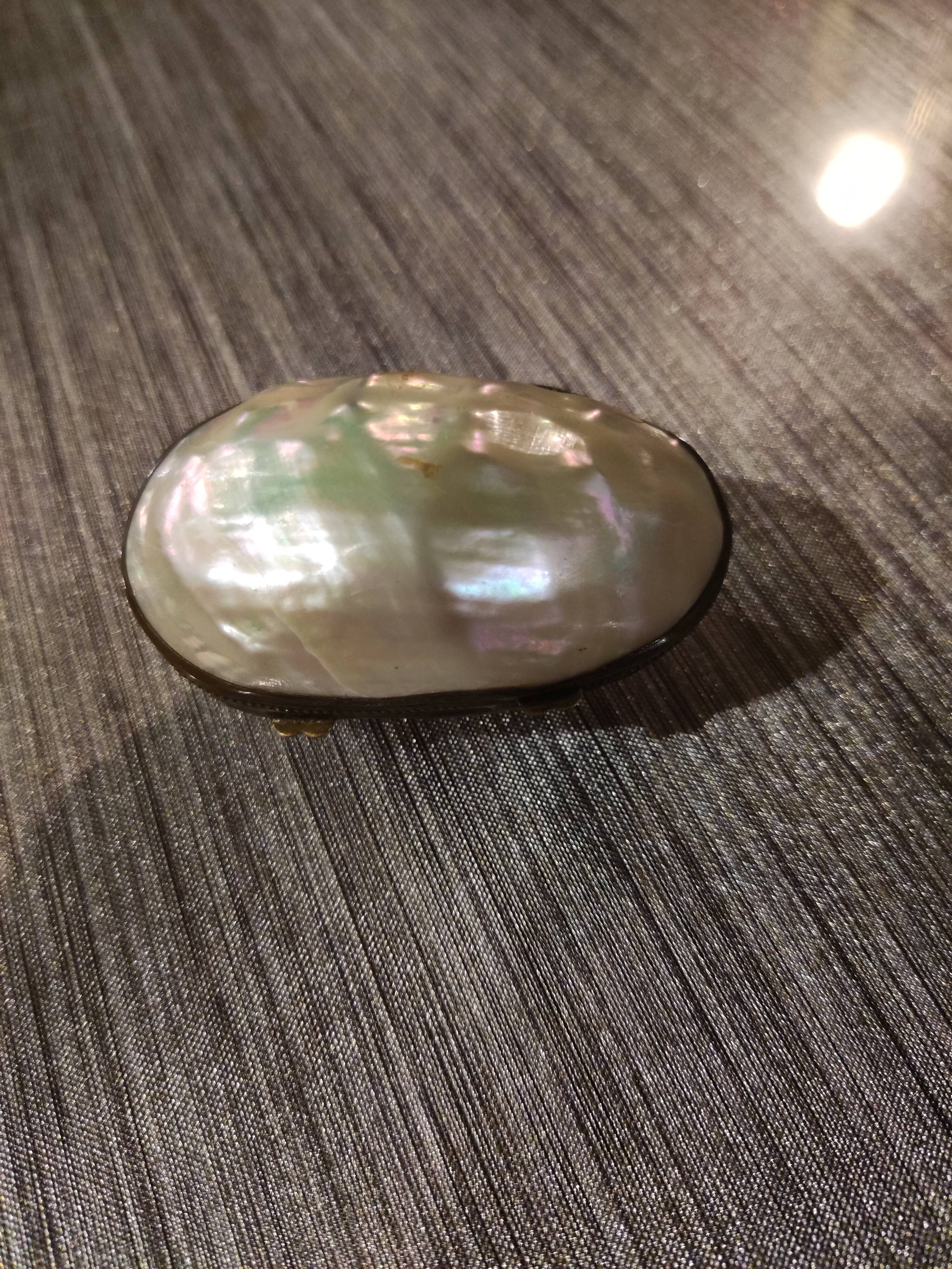 Box in mother-of-pearl and brass nineteenth century