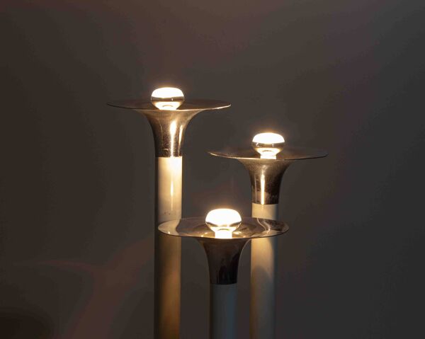 Lampadaire tripode français à abat-jour trompette en chrome et émail, années 1960